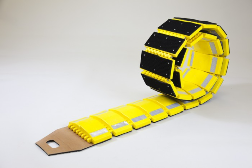 Zwijany próg podrzutowy EASYROLL 300x25x2,5 cm mobilna bariera drogowa łatwa w transporcie i montażu.