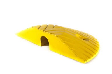 Gumowy próg podrzutowy (PpVB-5/35) zak. żółte 34x17x5 cm wyprofilowane domknięcie progu o szerokości 35 cm.