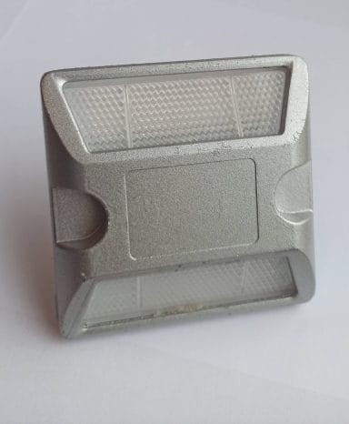 Najezdniowy PEO aluminiowy na trzpieniu biały/biały element odblaskowy montowany w osi jezdni.