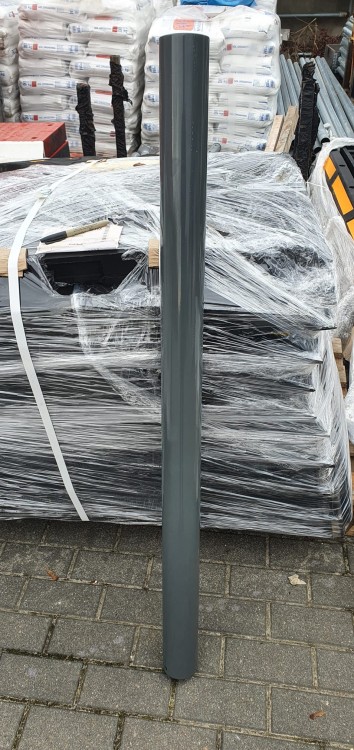 Słupek blokujący szary 7043 ZDM Poznań 76x1200 mm ozdobna rura do znaku o profilu miejskim.