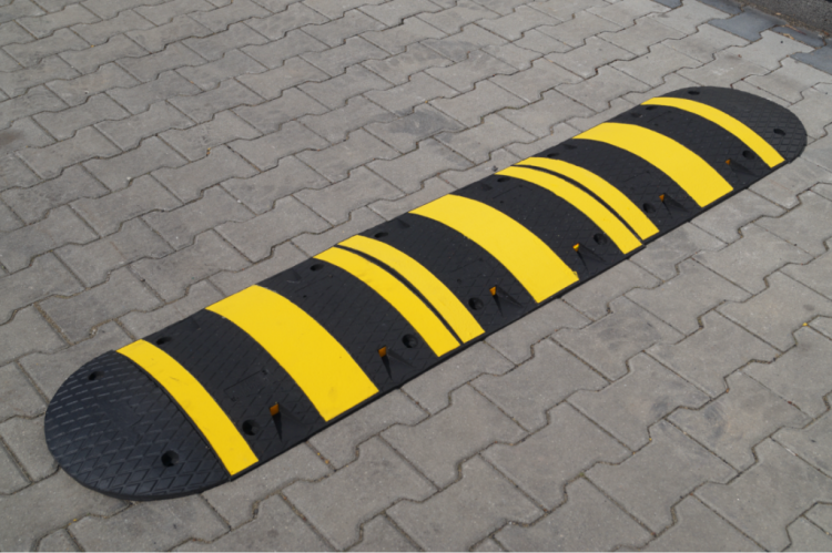 Próg podrzutowy PW-40M zestaw 3,40m solidny próg podrzutowy w zestawie do montażu na drogach osiedlowych i parkingach.