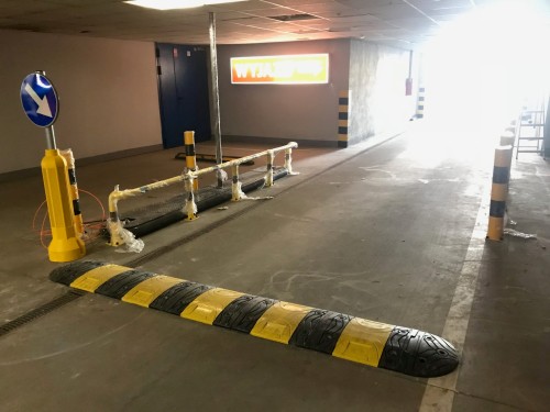 Próg podrzutowy, gumowy – SALAMANDRA zestaw 5,96m kompletny system podrzutowy do uspokajania ruchu na szerokich parkingach.