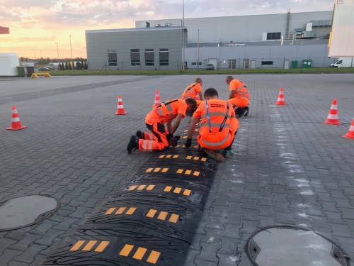 Próg zwalniający 5D(PpVB-5/90) zestaw 2,06m szeroki próg o profilu 90 cm przeznaczony na drogi publiczne o rygorze prędkości do 30 km/h.