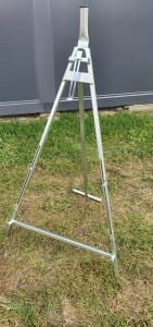 Zestaw znaków A-12b+A-14 typ 1+stojak mobilny komplet ostrzegawczy z tablicami o zwężeniu jezdni i prowadzonych robotach.