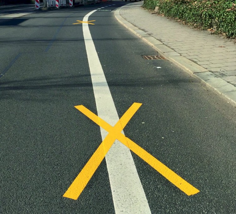 Taśma najezdniowa aluminiowa odblaskowa żółta 12cm 100mb samoprzylepna taśma do tymczasowego oznakowania poziomego dróg.