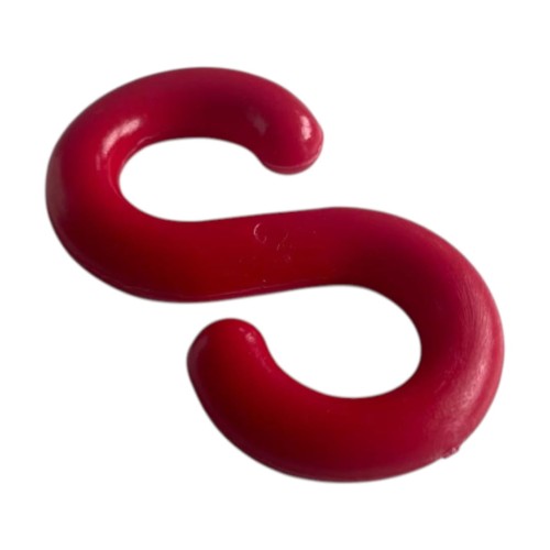 Złączka do łańcucha "s" czerwona plastikowy element łączący o intensywnym kolorze, ułatwiający szybki montaż barierek łańcuchowych.