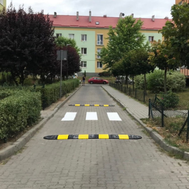 Próg podrzutowy, gumowy – SALAMANDRA zestaw 4,96m długa konstrukcja podrzutowa do zabezpieczania wjazdów i obszarów magazynowych.