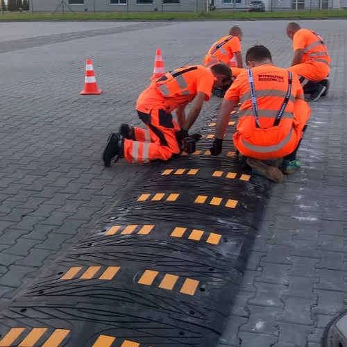 Próg zwalniający 5D(PpVB-5/90) zestaw 4,56m odblaskowy komplet elementów środkowych i zakończeń o wysokich parametrach jasności.
