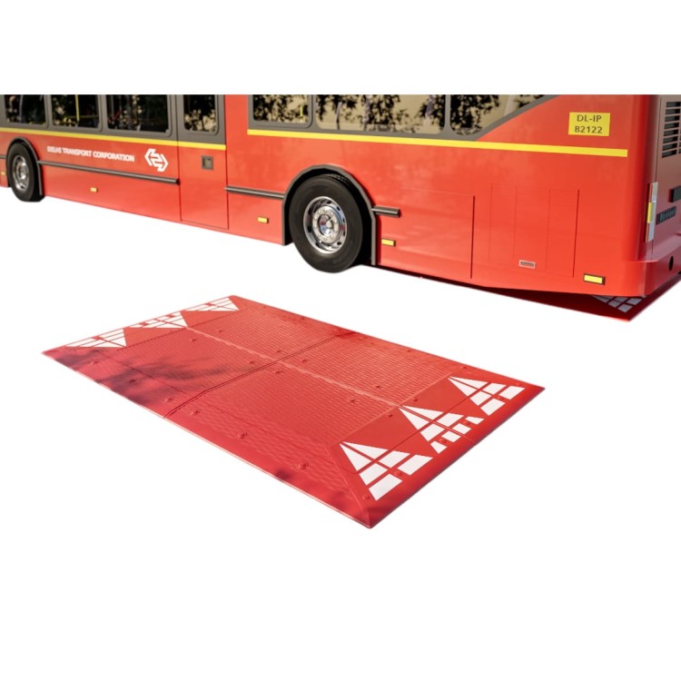 Próg_zwalniający_wyspowy_QUARTET_mały_komplet_z_akcesoriami_czerwonobiały