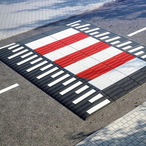 Próg modułowy płytowy przejście dla pieszych biało czerwone 6x6m wielkopowierzchniowy system wyniesionego przejścia, poprawiający bezpieczeństwo w strefach zamieszkania.