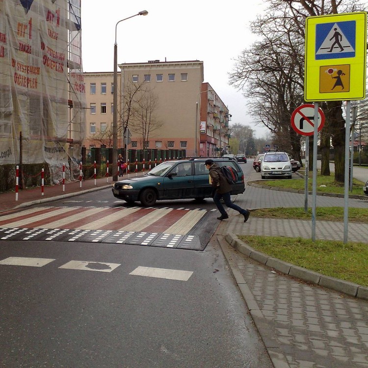 Próg modułowy płytowy przejście dla pieszych biało czerwone 6x6m wielkopowierzchniowy system wyniesionego przejścia, poprawiający bezpieczeństwo w strefach zamieszkania.