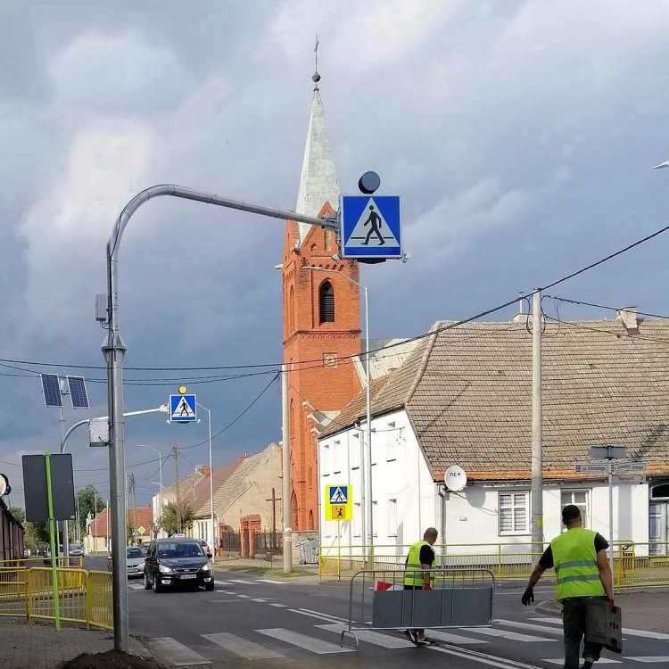 Znak aktywny d-6 dwustronny z wysięgnikiem do 6 m, zasilanie 230v solidna konstrukcja nadjezdniowa d-6 zapewniająca doskonałą widoczność z obu kierunków ruchu.