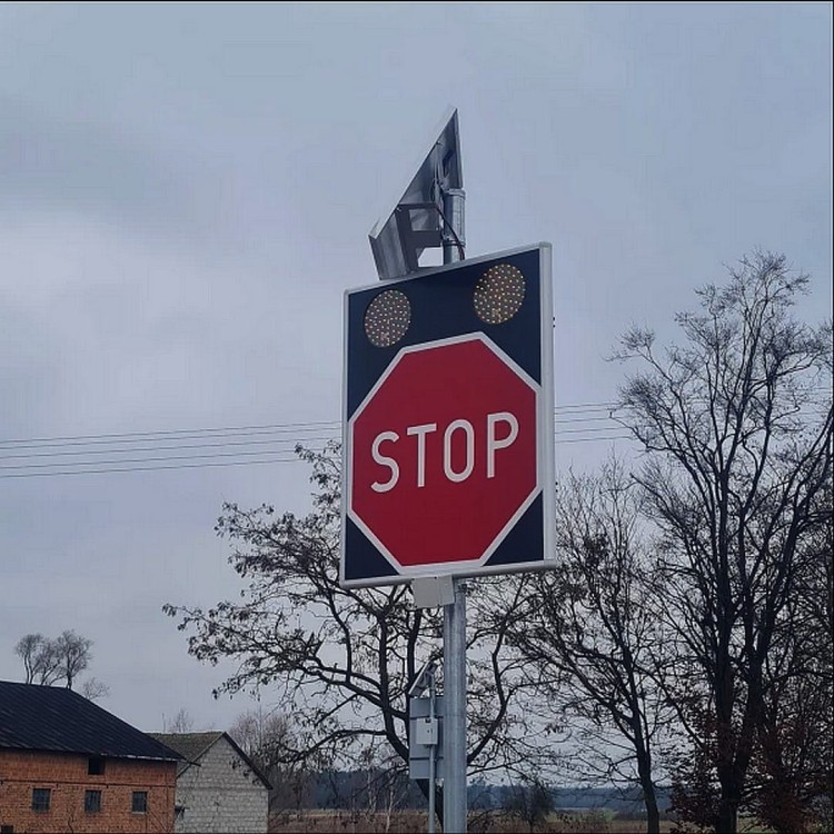 B-20 stop znak aktywny z lampami fi 200 pulsator 24h profesjonalne oznakowanie stop z dużymi lampami ostrzegawczymi dla poprawy bezpieczeństwa 24/7.