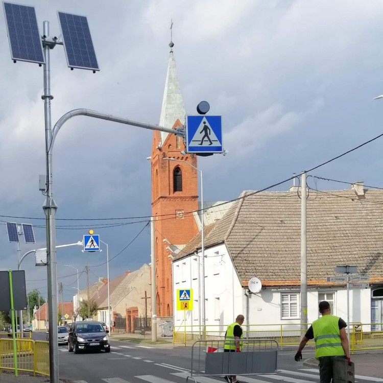 Znak aktywny d-6 dwustronny z wysięgnikiem do 6 mb zasilanie solarne konstrukcja nadjezdniowa d-6 o dużym zasięgu, zasilana darmową energią ze słońca.