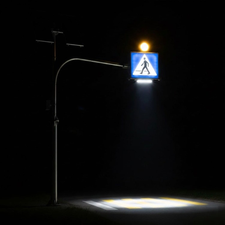 Znak aktywny d-6 dwustronny z panelem fotowoltaicznym, podświetlany z lampą fi 300 z doświetleniem przejścia kompleksowy system oświetlający sylwetkę pieszego.