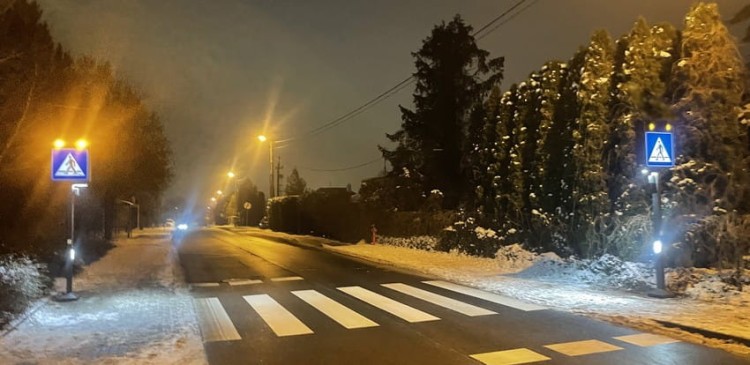 Zestaw 2 znaków aktywnych d-6 z lampami fi 200 w technologii sign flash z zasilaniem sieciowym 230v profesjonalny system ostrzegawczy o dużej mocy świetlnej.