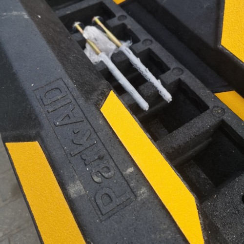 Separator ogranicznik parkingowy PARK AID 90 x 15 x 10 cm żółty odblask o wysokiej widoczności w garażach.