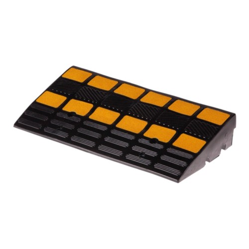 Najazd Gumowy 60x30x10 cm rampa ułatwiająca pokonywanie różnic poziomów przez pojazdy i wózki.