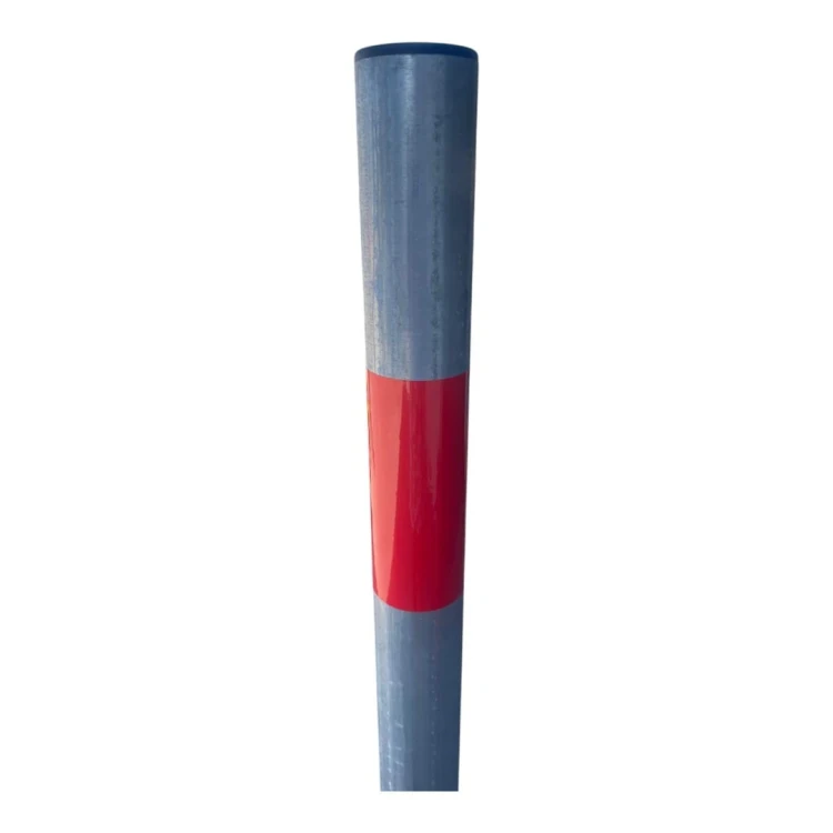 Paleta ( 100 szt ) ocynkowanych słupków blokujących. Długość 1500mm Fi 60,3. Do wkopania lub zabetonowania. Zbliżenie na element odblaskowy.