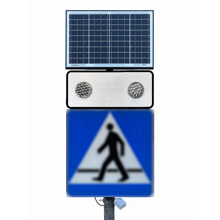 Panel solarny i tablica z pulsatorami do zastosowania ze znakiem przejście dla pieszych.