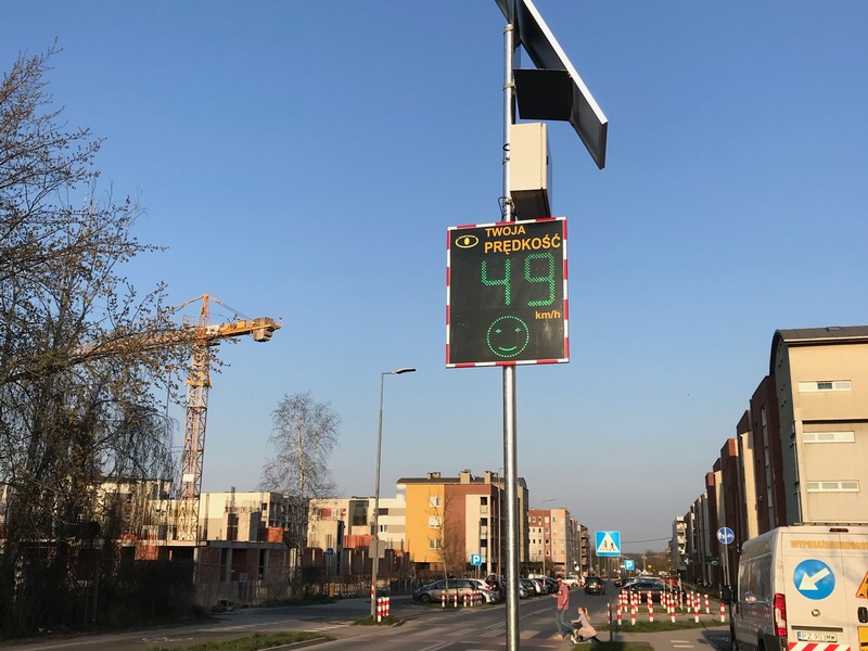 Radarowy wyświetlacz prędkości przed przejściem dla pieszych