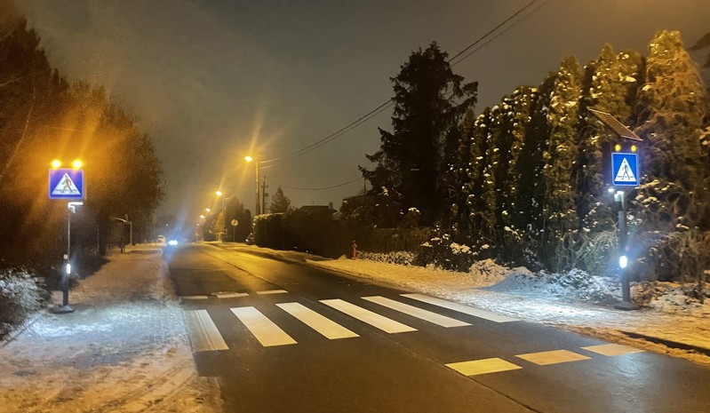 Bezpieczne przejście dla pieszych z aktywnymi znakami LED