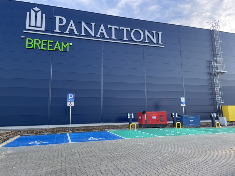 PRAwidłowe oznakowanie stacji ladowania obok miejsc parkingowych dla niepełnosprawnych