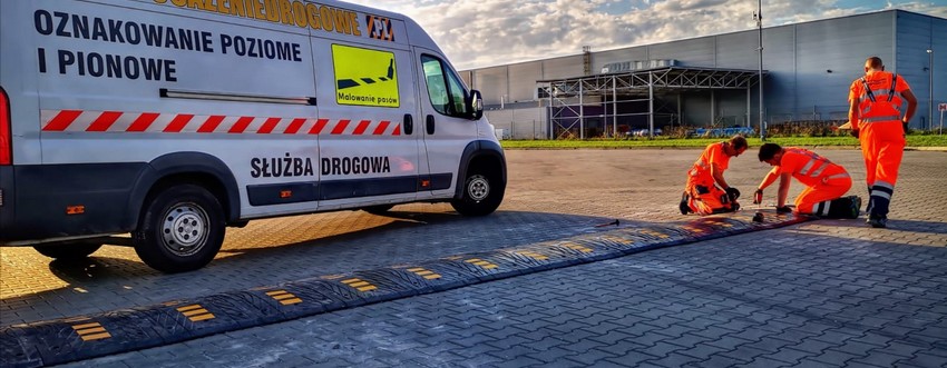 Jak prawidłowo zamontować próg zwalniający i podrzutowy? Poradnik praktyczny