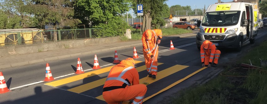 Jak ustawiać pachołki drogowe U-23 zgodnie z przepisami? Kompletny przewodnik praktyka
