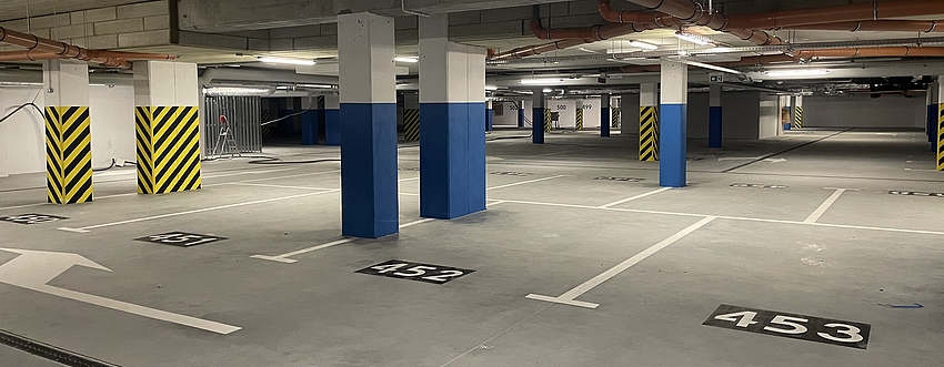 Farba drogowa w garażu – od wielopoziomowych parkingów po przydomowe wnętrza