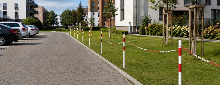 Montaż słupków blokujących – na stopie czy do zabetonowania? Przewodnik krok po kroku